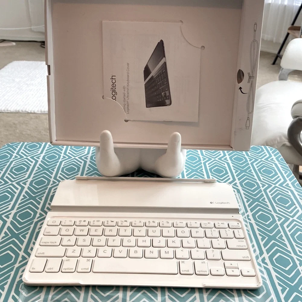 Bluetooth Logitech Ultra-thin Keyboard Cover, for iPad 2(3rd and 4th generation)